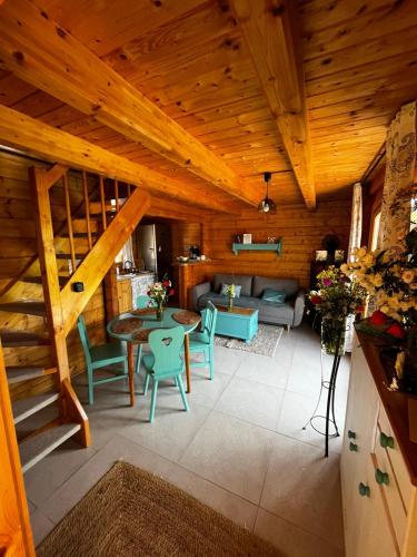 a room with a table and chairs in a cabin at Lubuskie jezioro in Wilkowo