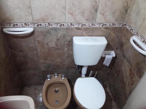 Un baño pequeño con inodoro y lavabo. en Monoambiente Ros, en Colonia Chapadmalal