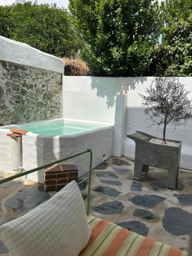 a patio with a pool and a table and a tree at Pé na Terra Quintal in Reguengos de Monsaraz