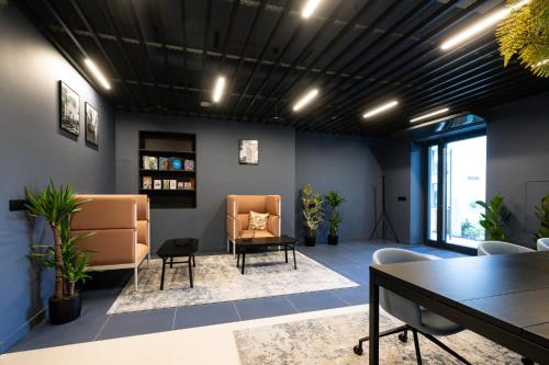 sala konferencyjna z krzesłami, stołem i kilkoma roślinami w obiekcie Work and Rest Apartment by Fengshui4u, cowroking, siłownia, nowy budynek, dostęp na kod w Łodzi