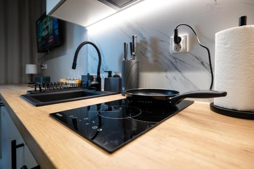 patelnia siedząca na kuchence w kuchni w obiekcie Work and Rest Apartment by Fengshui4u, cowroking, siłownia, nowy budynek, dostęp na kod w Łodzi