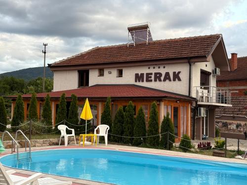 un hotel con piscina di fronte a un edificio merrak di MERAK STD a Vranje