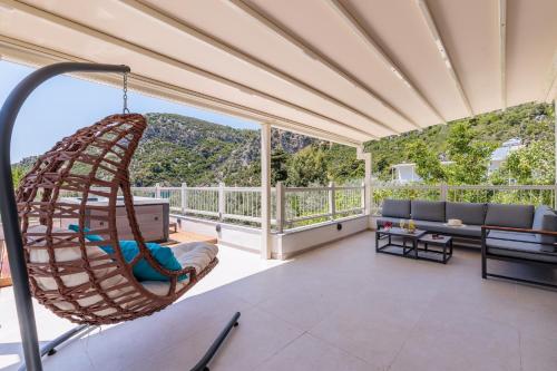 Balkón nebo terasa v ubytování Limnonari Veranda room