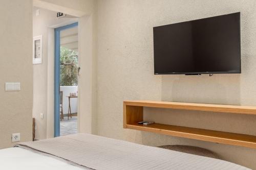 Una televisión o centro de entretenimiento en Limnonari Garden room