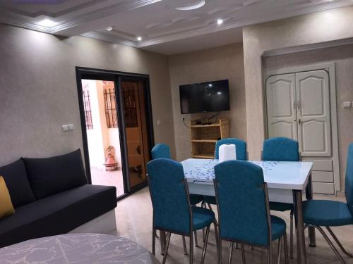 une salle à manger avec une table et des chaises bleues dans l'établissement L'Oasis del Maria Fatima, à Agadir nʼ Aït Sa