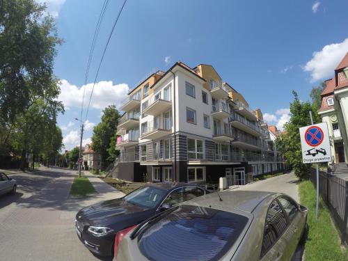 un'auto nera parcheggiata davanti a un edificio di Komfortowy Apartament nad Niegocinem a Giżycko