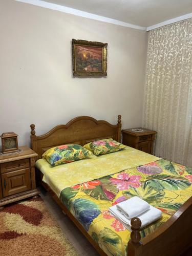 Un dormitorio con una cama con una computadora portátil encima. en Apartment White, en Bijela
