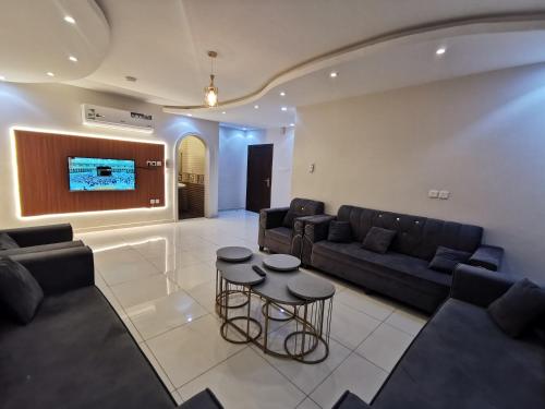 a living room with a couch and a table at شوران الأولى in Al Madinah
