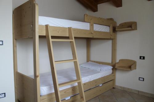 a bunk bed with a ladder in a room at Appartamento Pommier in Saint-Pierre