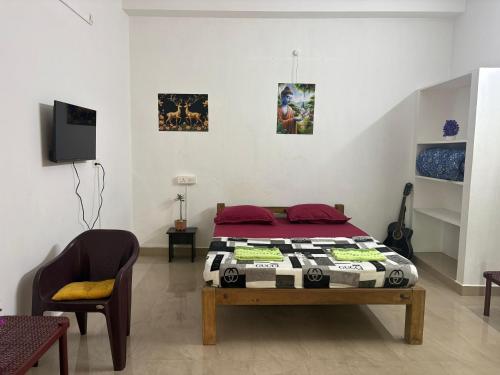 Una televisión o centro de entretenimiento en Sanchari hostel