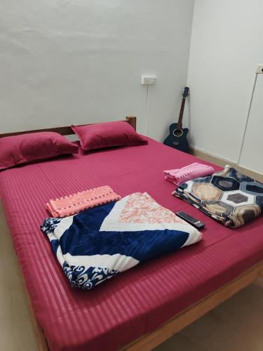 Una cama o camas en una habitación de Sanchari hostel
