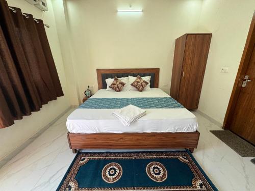 Ein Bett oder Betten in einem Zimmer der Unterkunft Shree Hanumat Kripa Dham
