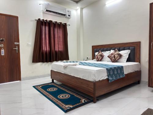 Ein Bett oder Betten in einem Zimmer der Unterkunft Shree Hanumat Kripa Dham