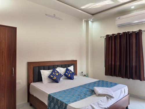 Ein Bett oder Betten in einem Zimmer der Unterkunft Shree Hanumat Kripa Dham