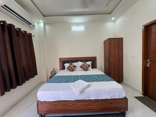Ein Bett oder Betten in einem Zimmer der Unterkunft Shree Hanumat Kripa Dham