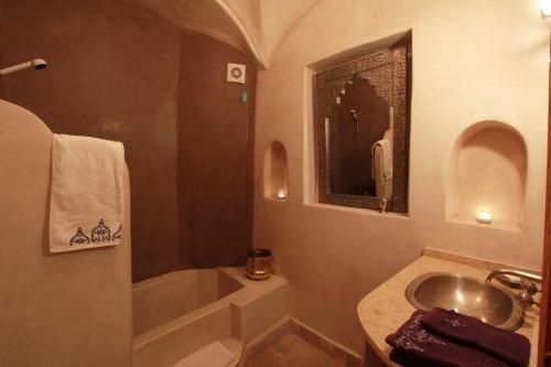 ein Badezimmer mit Waschbecken und Badewanne in der Unterkunft Riad Khalid Zrika Marrakech in Marrakesch