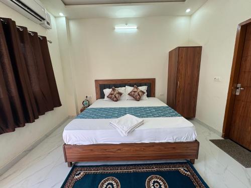 Ein Bett oder Betten in einem Zimmer der Unterkunft Shree Hanumat Kripa Dham