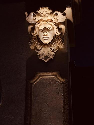 a statue of a face on the side of a wall at Hotel Foresteria Baglio Della Luna in San Leone
