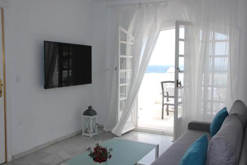 Duquesa beach, sea view, pool, wifi