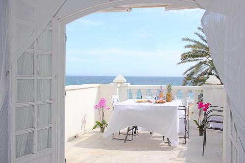 Duquesa beach, sea view, pool, wifi