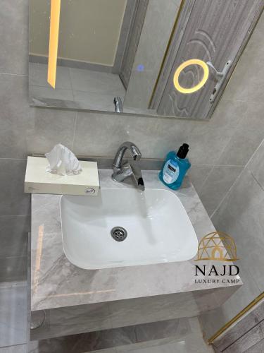 Bilik mandi di NAJD Rum Camp