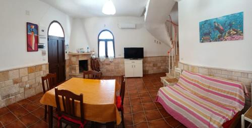 a living room with a table and a couch at La casa delle isole in Torre Chianca