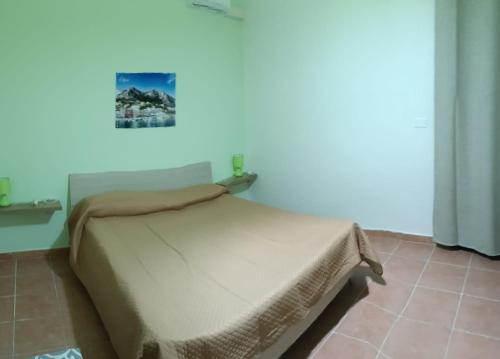a small bed in a room with a blue light at La casa delle isole in Torre Chianca