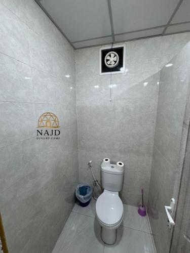 Bilik mandi di NAJD Rum Camp