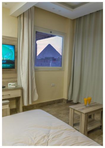 Hassan Pyramids Hotel&Rooftopにあるテレビまたはエンターテインメントセンター