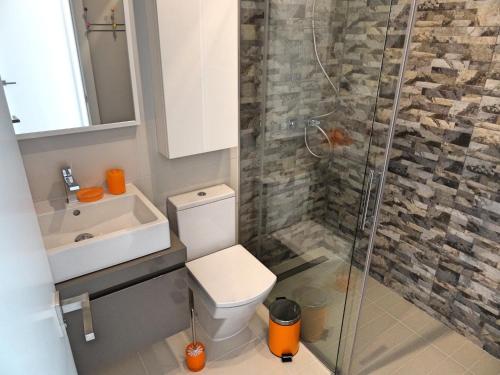 a bathroom with a toilet and a shower at Apartment Orihuela Costa Golf 662 in Los Dolses