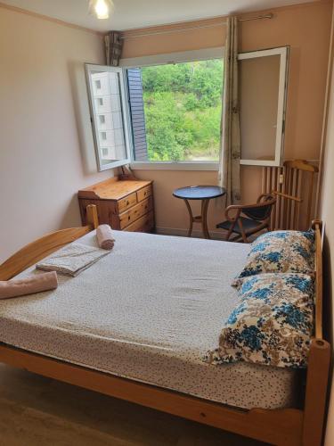 une chambre avec un lit et une fenêtre dans l'établissement Private Room-1 in HANNANA Apartment- 2 min walk To Tram 12 min to Nice train station 15 min to Massena Place, à Nice