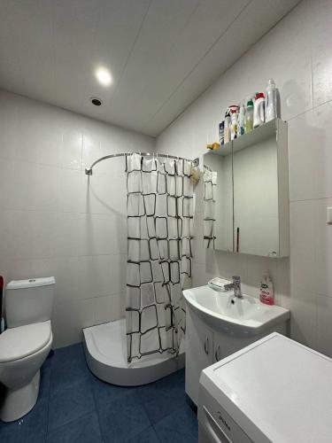 une salle de bains blanche avec toilettes et lavabo dans l'établissement Avan House, à Erevan