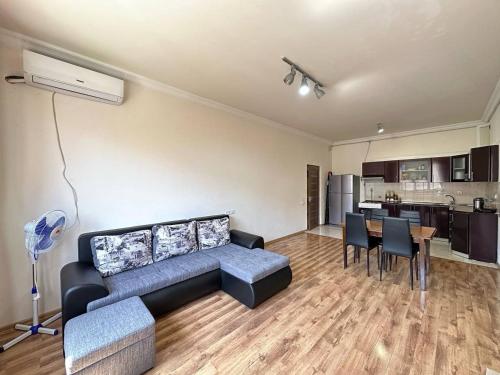 un salon avec un canapé et une table dans l'établissement Avan House, à Erevan