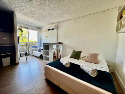 une chambre avec un lit et un salon dans l'établissement Carnon Port - Studio, Clim & Parking, à Mauguio