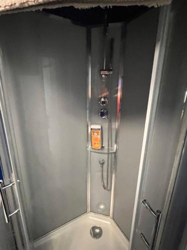 une cabine de douche dans une salle de bain avec douche dans l'établissement Sea Breeze Med - Vue mer climatisé, piscine & Club House à 30m de la plage, à Six-Fours-les-Plages