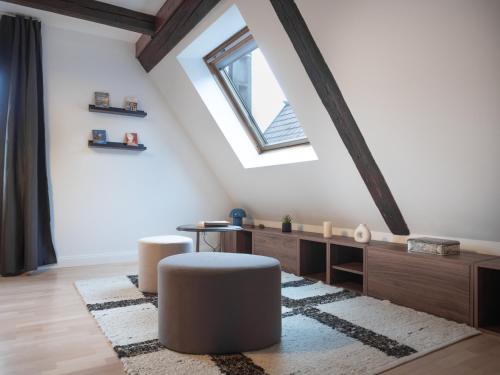 Ruang duduk di Spacious 130 sqm Home with Master Bedroom on Alsace Wine Route, Easy Access, Private Garage