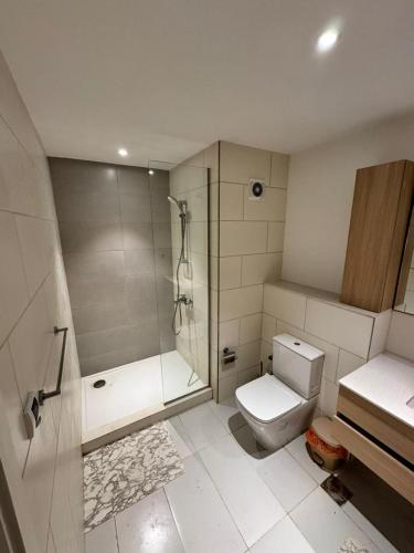 ein Badezimmer mit Dusche, Toilette und Waschbecken in der Unterkunft Apartment at Marassi in El-Alamein