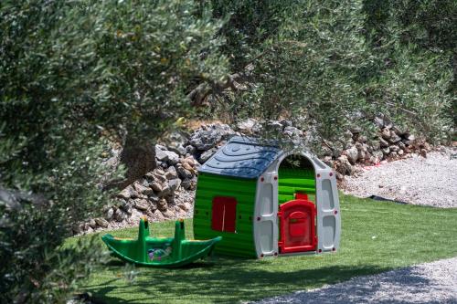 Детская игровая зона в Eleolithos Villa olive & pool
