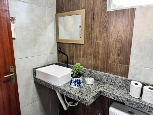 Un baño con lavabo, inodoro y espejo. en Suíte Casa de Luz-Lar na Serra-Quarto 2, en Miguel Pereira