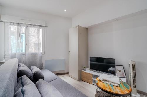 a living room with a couch and a tv at Studio Confort - Proche Gare&Centre - Futuroscope 2 in Châtellerault