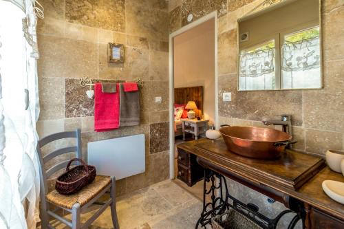 ein Badezimmer mit einer Kupferschale auf einer Holztheke in der Unterkunft Mas du Cimaï in Évenos