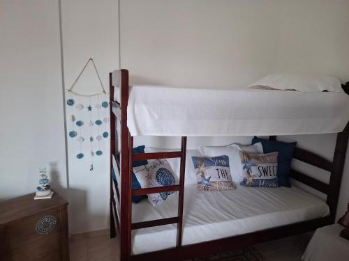 a couple of bunk beds in a room at Apartamento Aconchegante 70m praia in Mongaguá