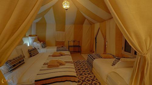 Ένα ή περισσότερα κρεβάτια σε δωμάτιο στο Saharian Luxury Camp