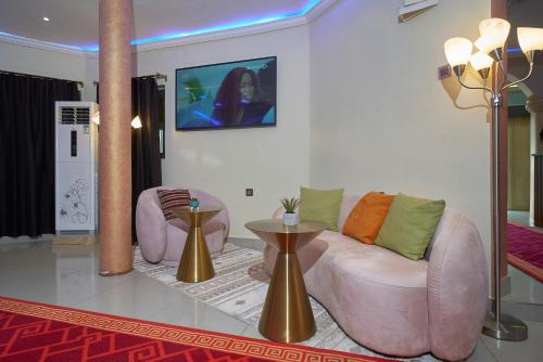 a living room with a couch and a table at Almadies Prestige in Parakou