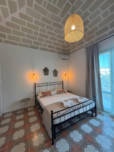 法维尼亚纳DIMORA DELLA CAVA Favignana的一间带大床和天花板的卧室