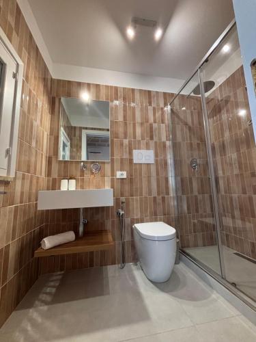 法维尼亚纳DIMORA DELLA CAVA Favignana的带马桶和淋浴的浴室