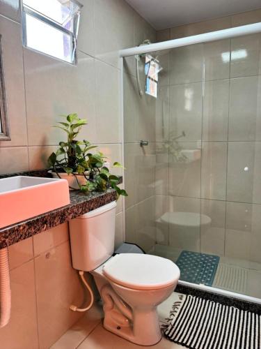 a bathroom with a toilet and a shower and a sink at Suíte Casa de Luz-Lar na Serra-Quarto-01 - Duplo ou Triplo in Miguel Pereira