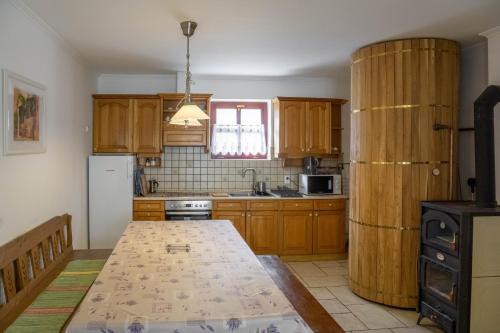 A kitchen or kitchenette at Sváb Ház