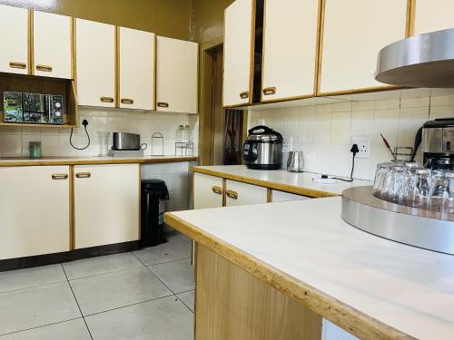 Η κουζίνα ή μικρή κουζίνα στο Kelmatic Guest House