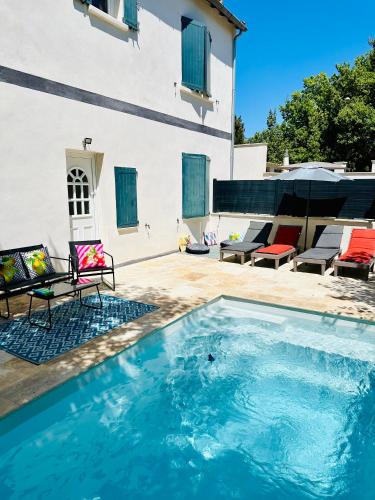 une piscine devant une maison dans l'établissement Villa Montplaisir, maison avec piscine privée à 800m du centre historique, à Avignon